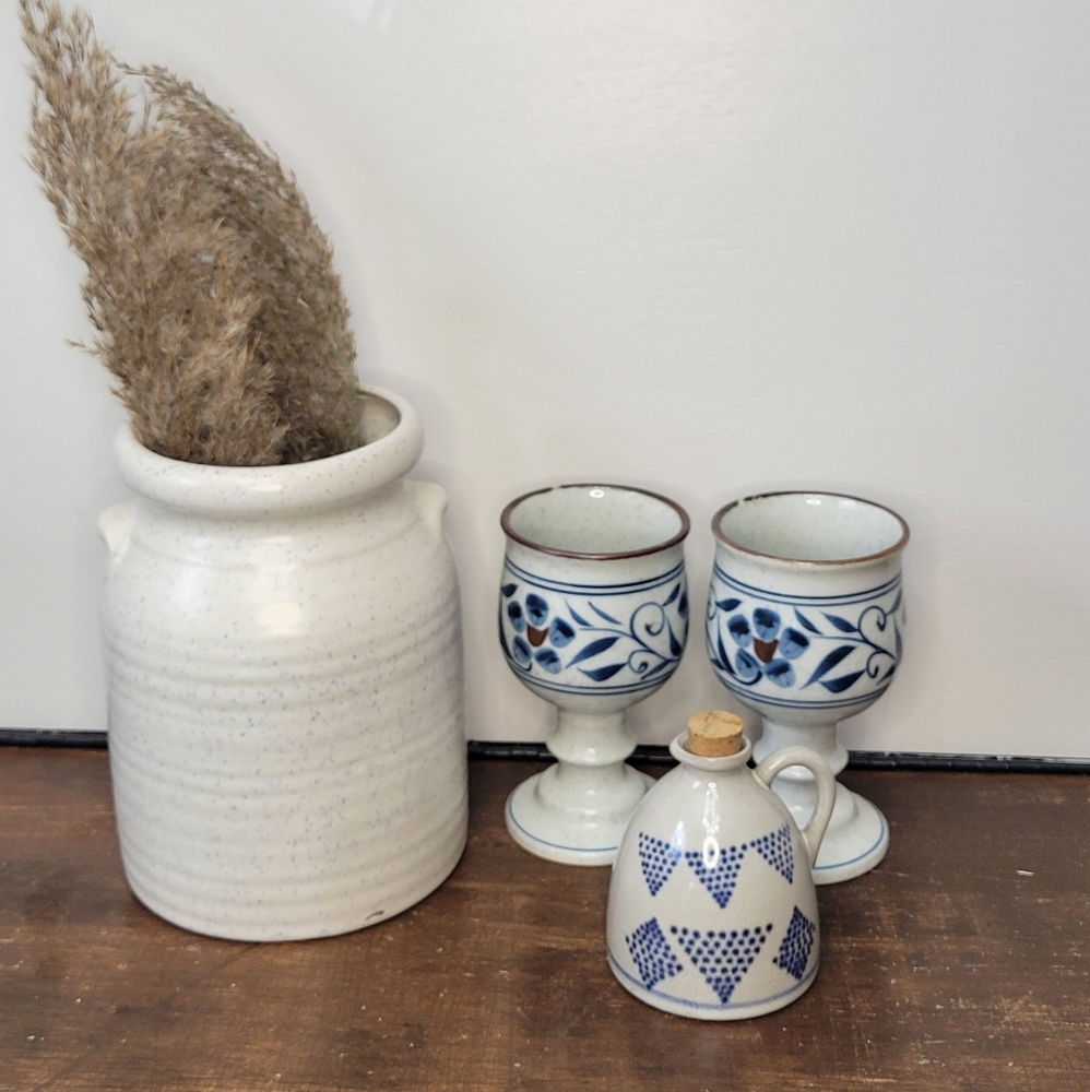 🌵Vintage Crock White & Blue w bird & heart design - Picture 11 of 11